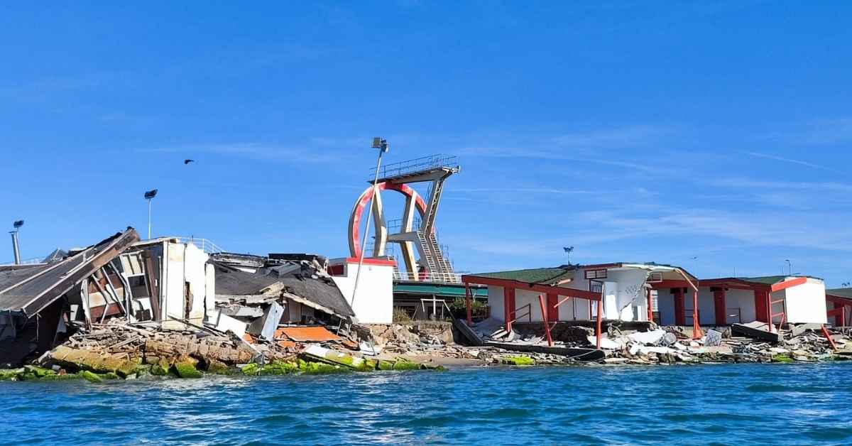 Il mare sta inghiottendo le aree dello stabilimento Kursaal a Ostia