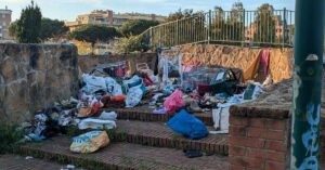 Foto della discarica abusiva all'interno del Parco Pallotta di Ostia