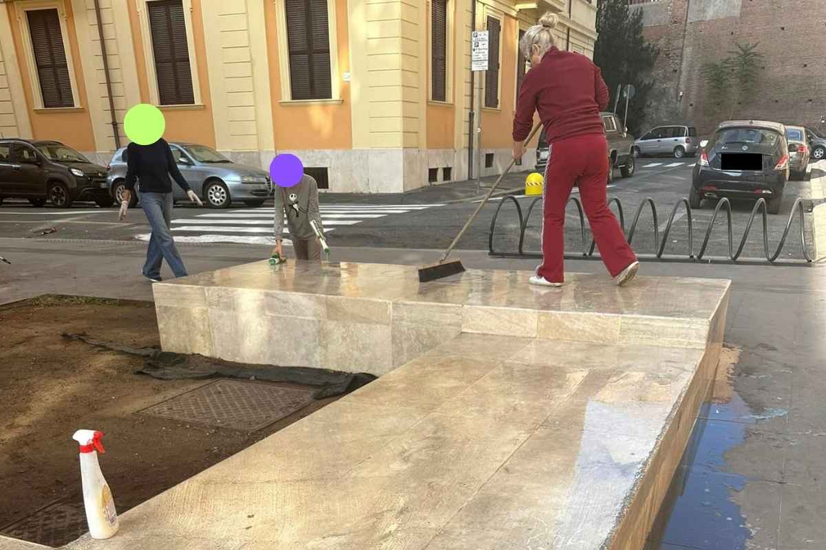 Mamme e figli puliscono le panche su via Puglie a Roma