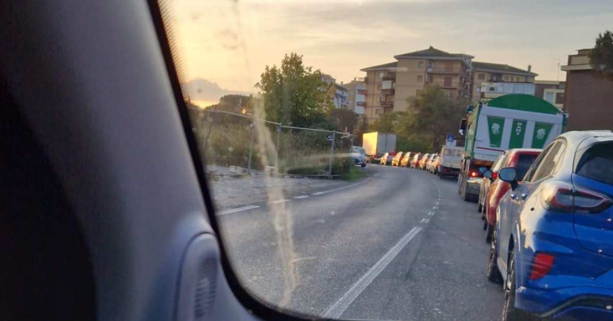 Foto delle code su via di Acilia a Roma