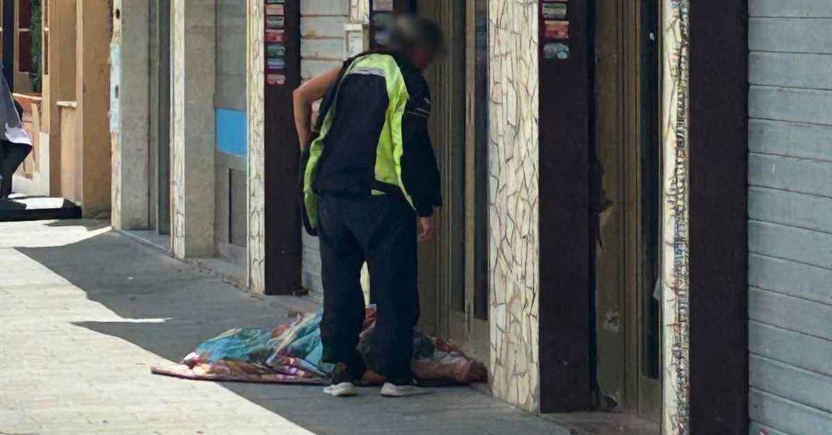 Clochard bivacca dentro Piazza Anco Marzio a Ostia