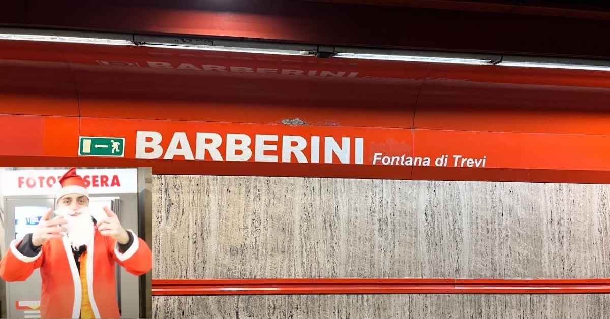 Cicalone vestito da Babbo Natale alla stazione Barberini della Metro A di Roma