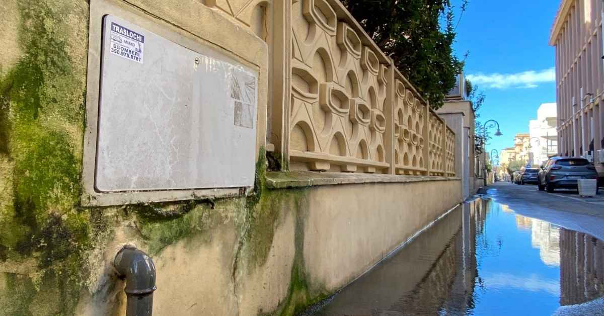 Pesante perdita di acqua a via dei Fabbri Navali a Ostia