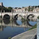 Poltrona galleggia nel Tevere a Roma