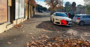 Automobile in sosta selvaggia nel quartiere Lido Centro di Ostia