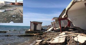 Cumuli di macerie sulle spiagge di Ostia