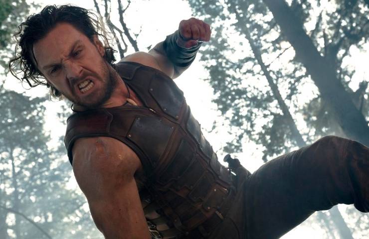 Aaron Taylor-Johnson in una scena di lotta in Kraven - Il Cacciatore