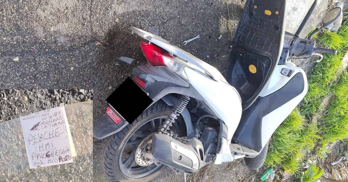 Scooter vandalizzato sotto le case popolari di via delle Ebridi a Ostia