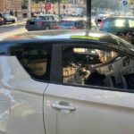 Auto parcheggiate sui marciapiedi a via Veneto