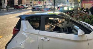 Auto parcheggiate sui marciapiedi a via Veneto