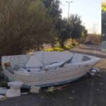 La barca abbandonata in un parcheggio di Ponte Galeria