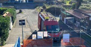 Tim all'interno del cantiere davanti alla stazione di Ostia Antica