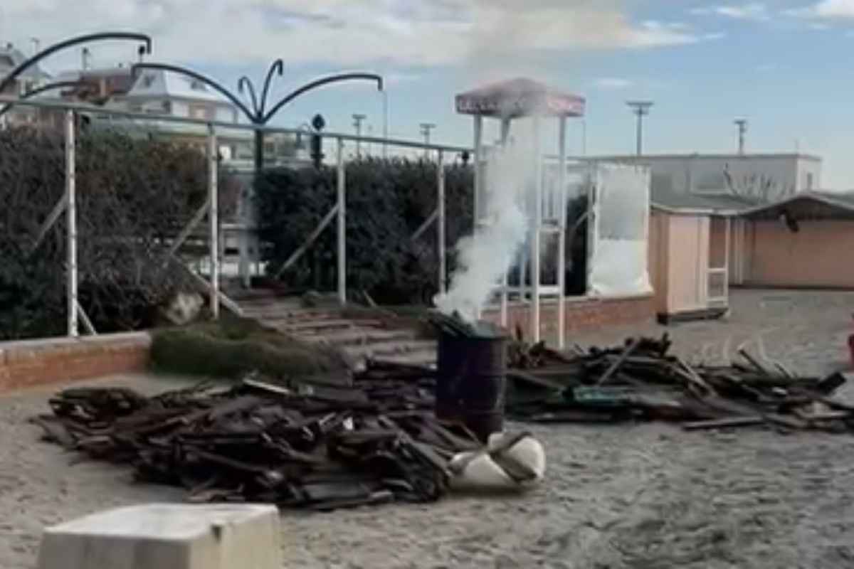 Brace brucia materiali edili sulla spiaggia di Ostia