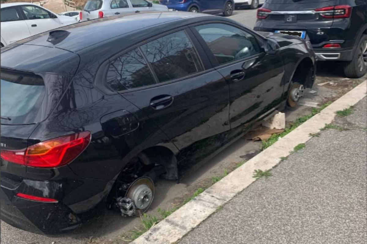 Ladri rubano le gomme di un'auto nella zona della Tiburtina