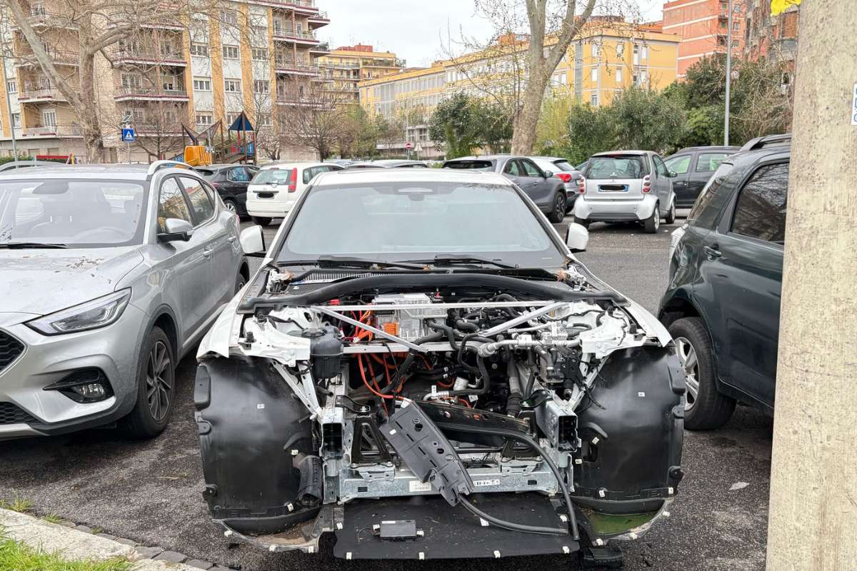 BMW smontata sul lungotevere di Pietra Papa