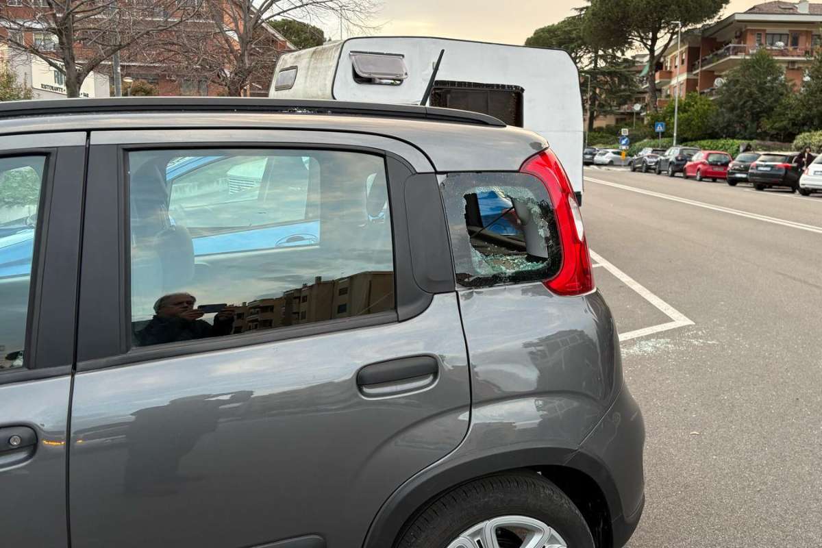 Fiat Panda vandalizzata su via Pietro Frattini