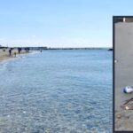 Rifiuti in plastica sulla spiaggia di Ostia Ponente