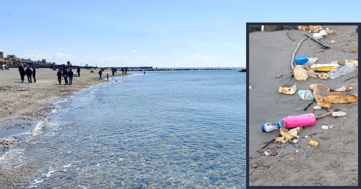 Rifiuti in plastica sulla spiaggia di Ostia Ponente