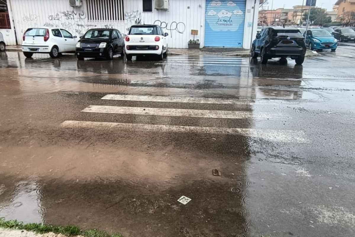 Strisce pedonali di via Mare di Tasman allagate